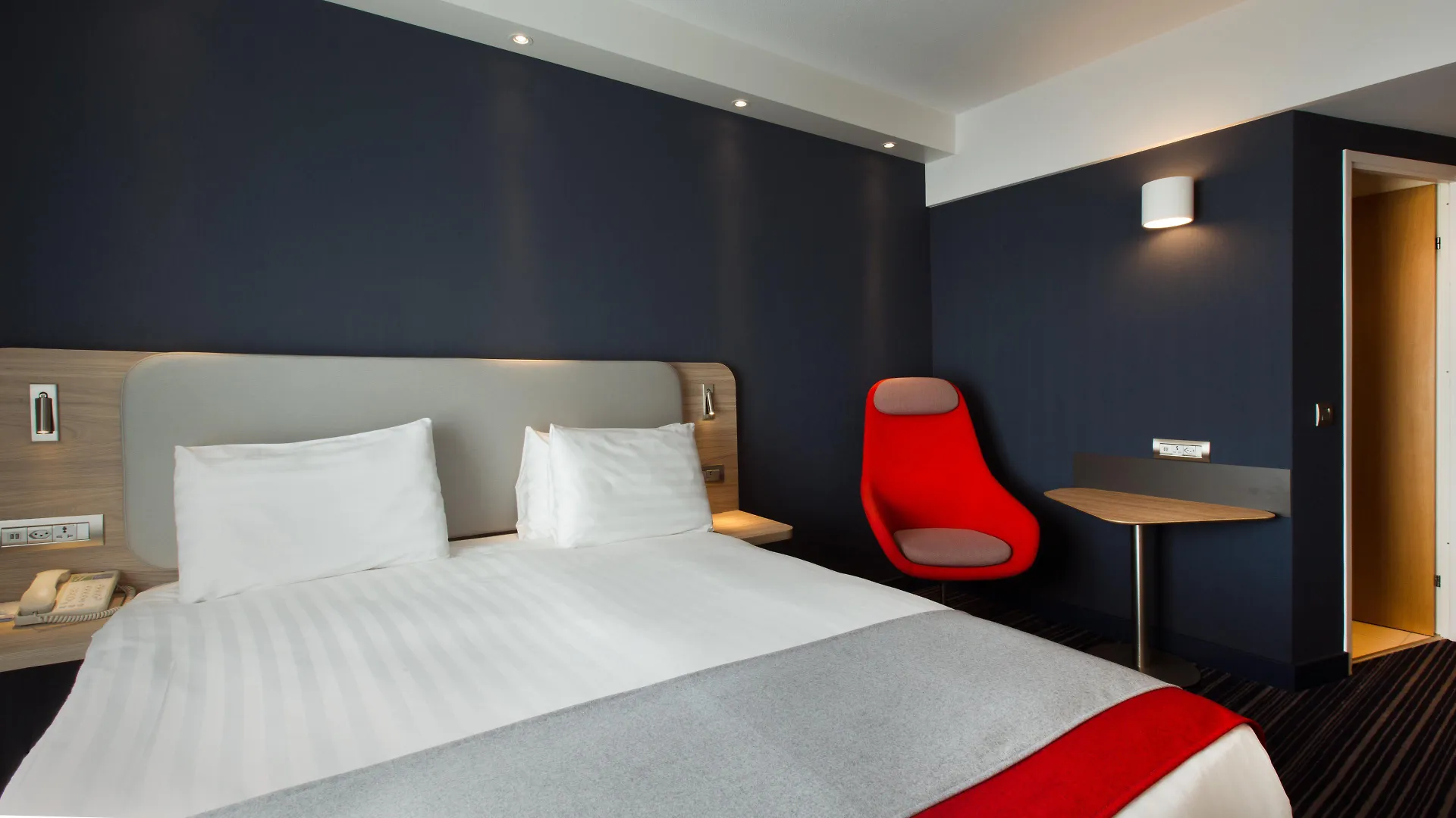 ***  Holiday Inn Express Geneva Airport, An Ihg Hotel Zwitserland