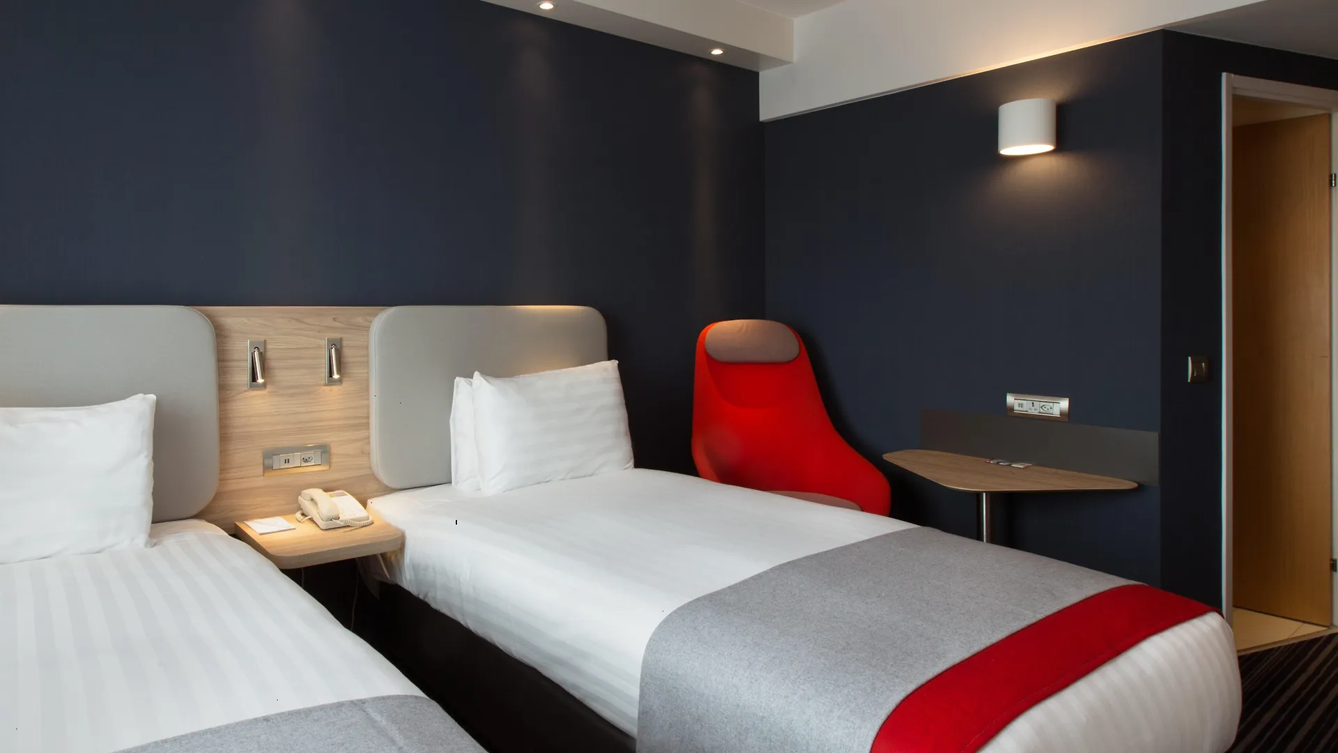 Holiday Inn Express Geneva Airport, An Ihg Hotel