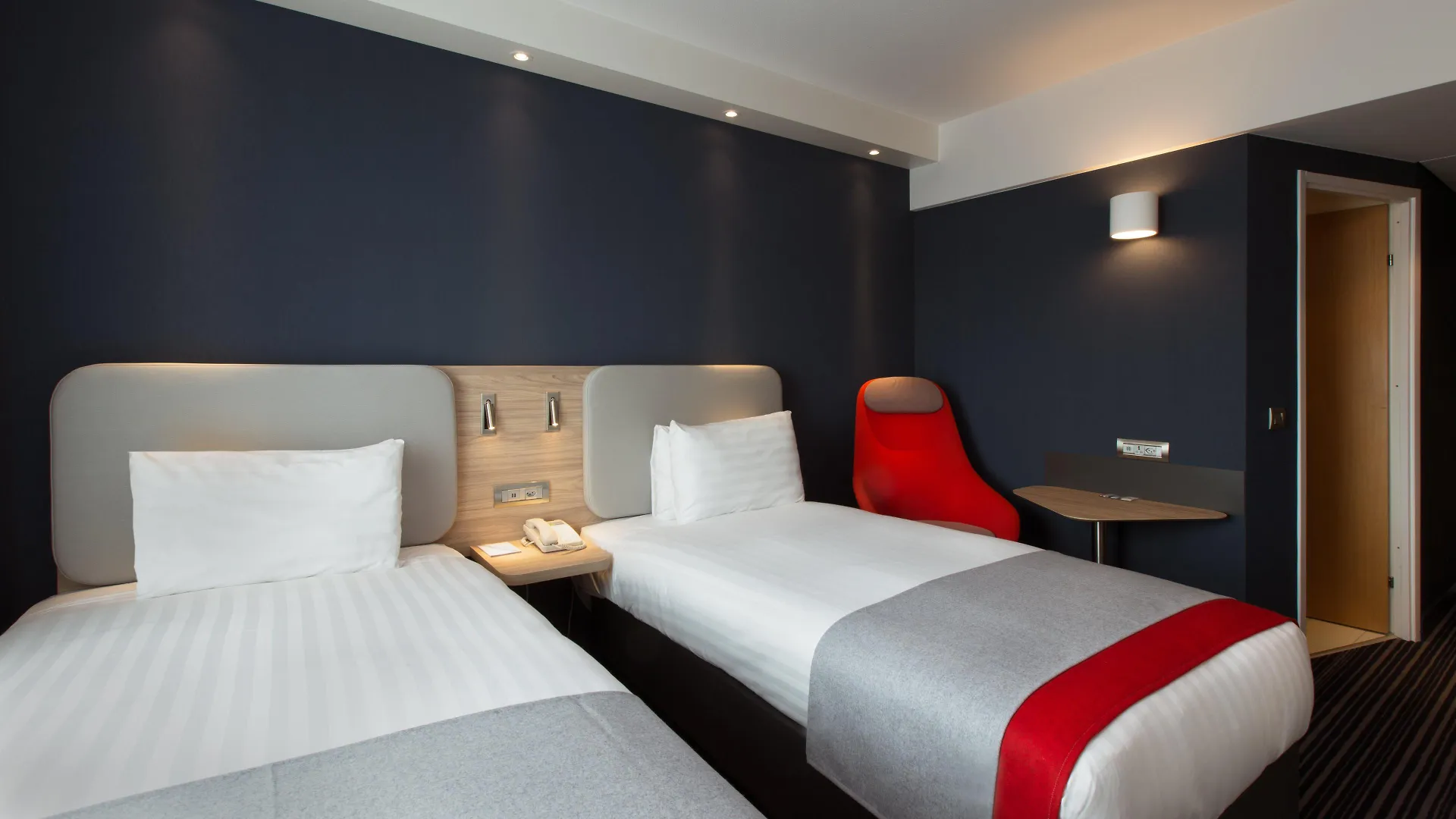 Holiday Inn Express Geneva Airport, An Ihg Hotel