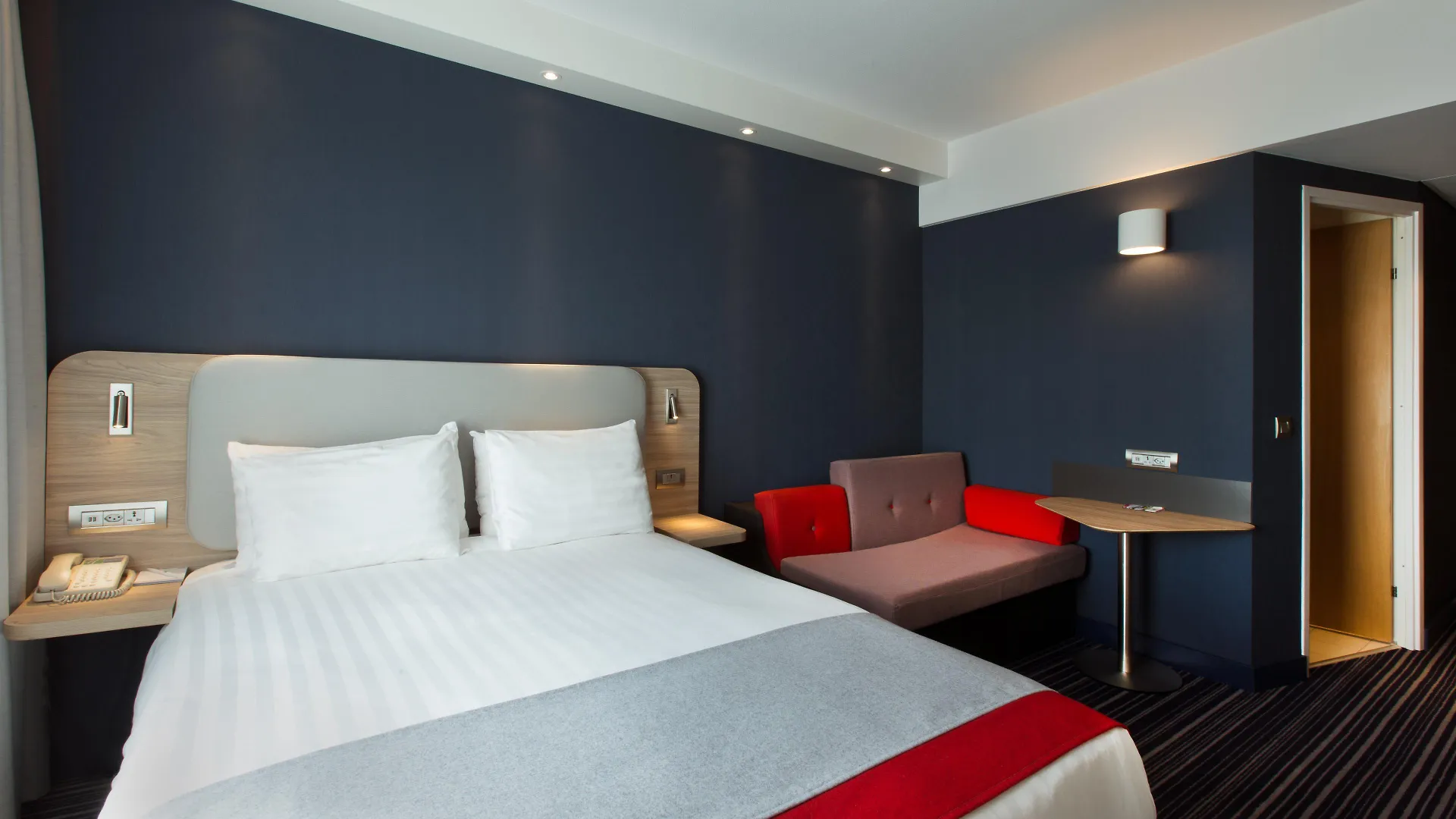 Holiday Inn Express Geneva Airport, An Ihg Hotel